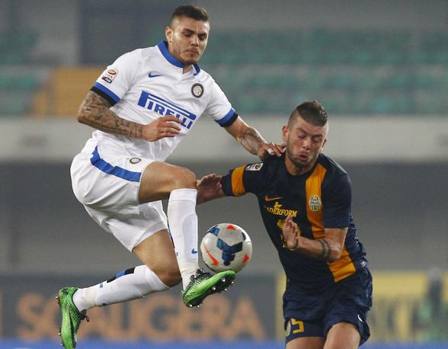 Icardi in volo, Donati lo contrasta. LaPresse